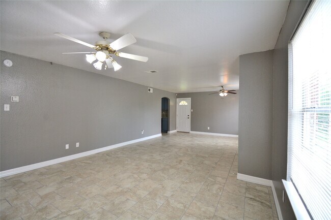 Building Photo - 8904 Ledge St