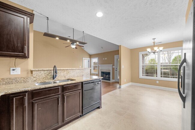 Building Photo - Three Bedroom with Bonus!