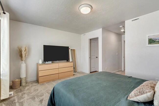 Building Photo - 2003 Red Yearling Dr