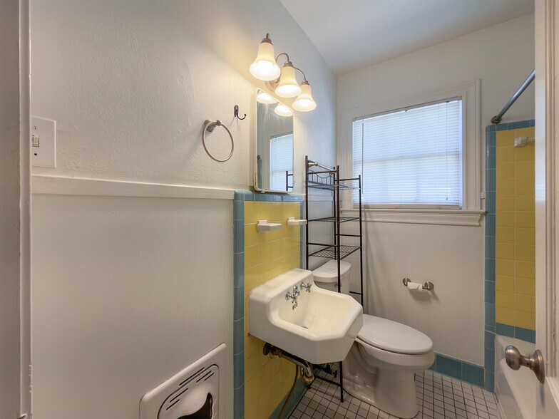 Building Photo - 1912 S Donnybrook Ave