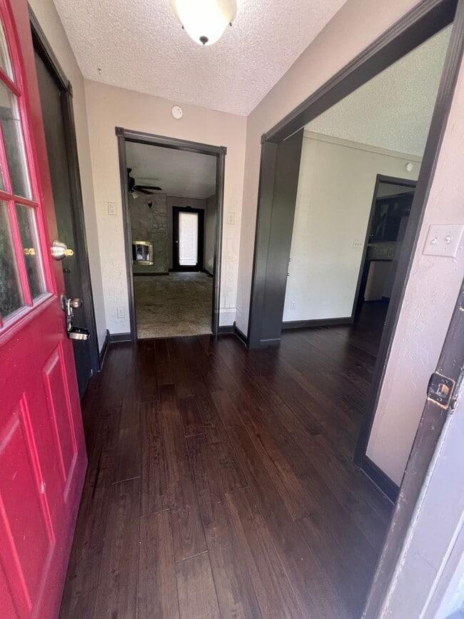 Building Photo - 4 bedroom/2 bath house