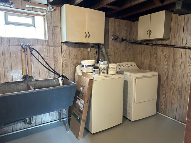 Building Photo - 8021 S Coles Ave