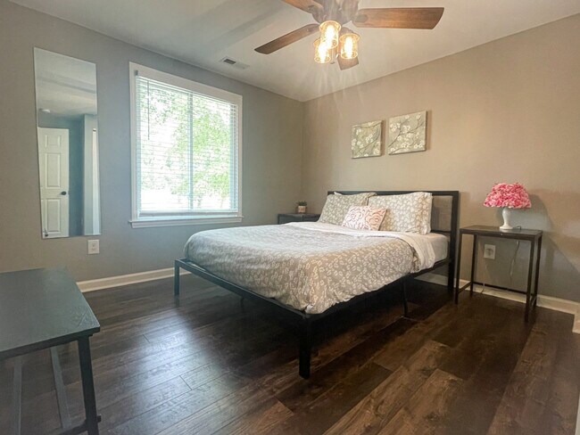 Building Photo - 11501-11505 5 Cedars Rd