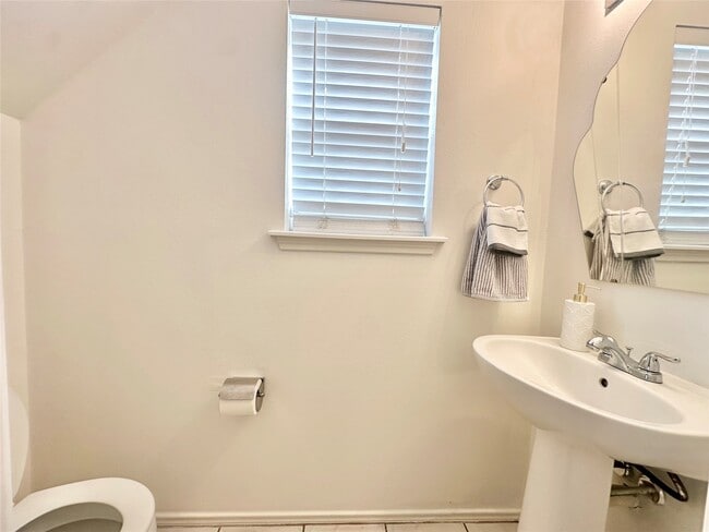 Building Photo - 8223 Golf Green Cir