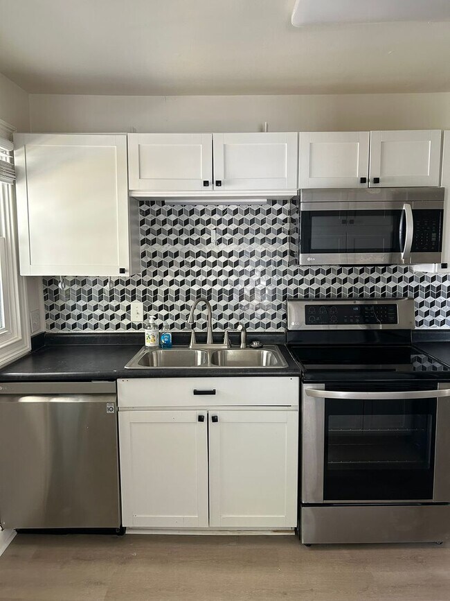 Building Photo - Beautifully Remodeled 4/2