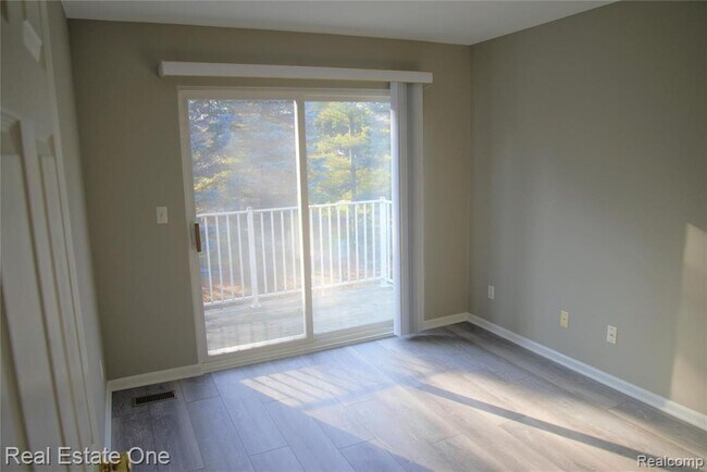 Building Photo - 5400 Pine Aires Dr