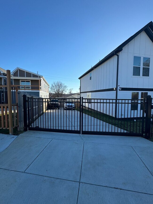 Building Photo - **Modern 3-Bedroom Home Near Downtown Nash...