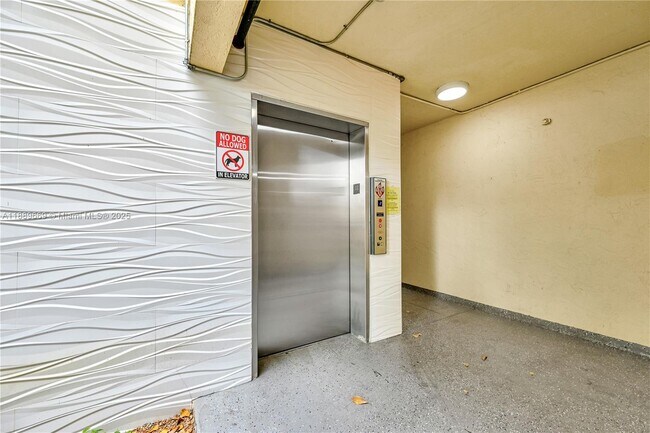 Building Photo - 8120 Geneva Ct