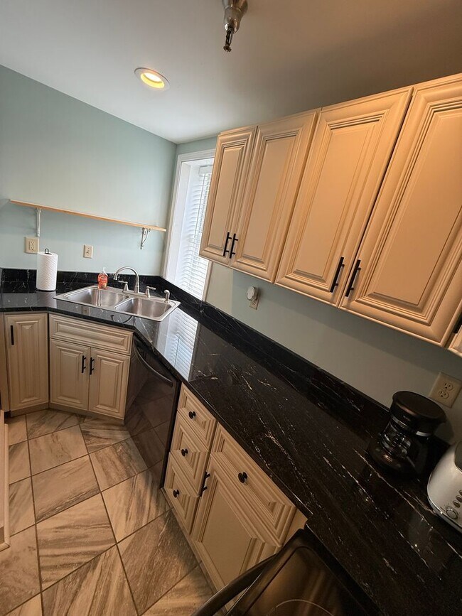 Building Photo - FULLY FURNISHED - Move in ready 1 bed & 1 ...