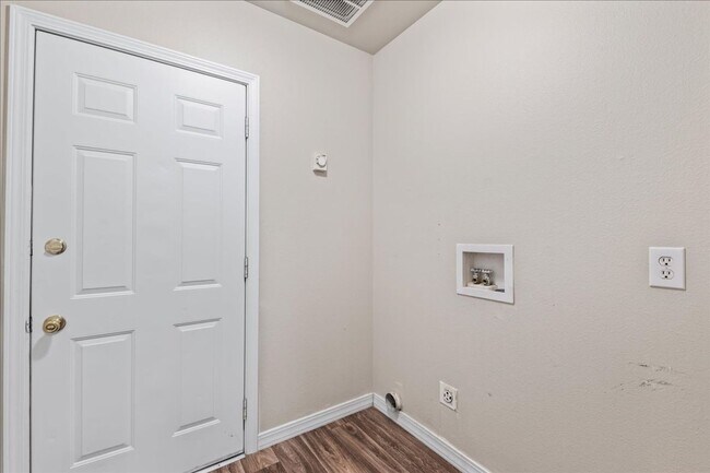 Building Photo - 3 Bedroom 2 Bathroom Near Whitewater Park
