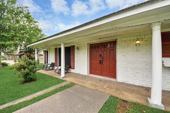 Building Photo - 5001 Glenhaven Dr