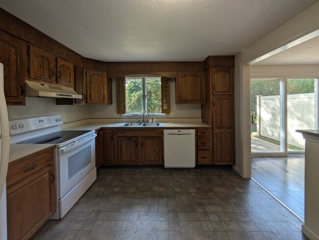 Building Photo - 6 Mansion Woods Dr