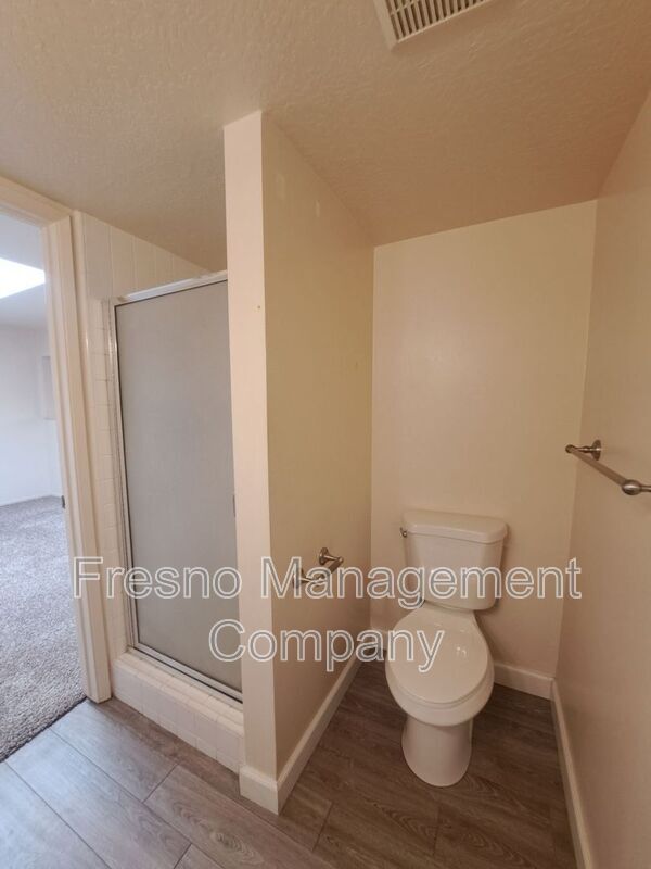 Building Photo - 4919 N Millbrook Ave