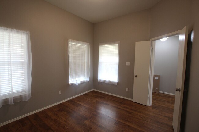 Building Photo - Beautiful 4 bedroom 2 bath home in Flint!