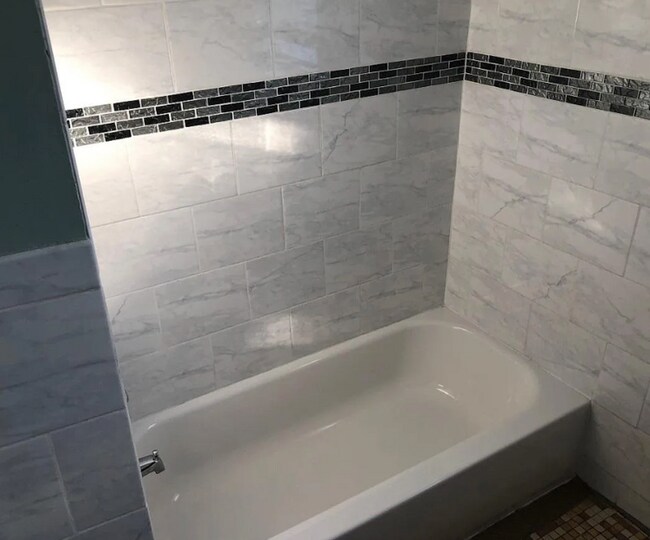 Building Photo - 1400-1402 Arlington Ave E