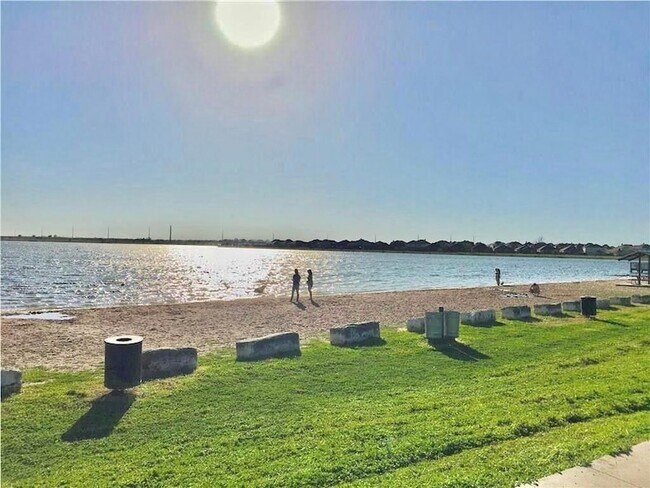 Building Photo - 16829 Aventura Ave