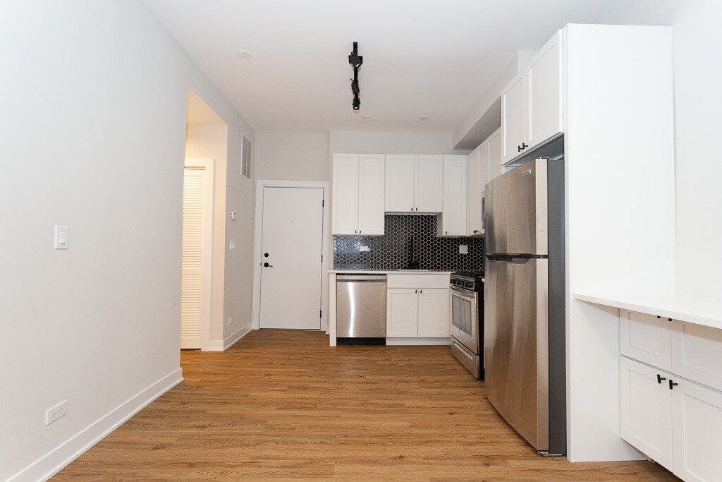 Building Photo - 661 W Wrightwood Ave
