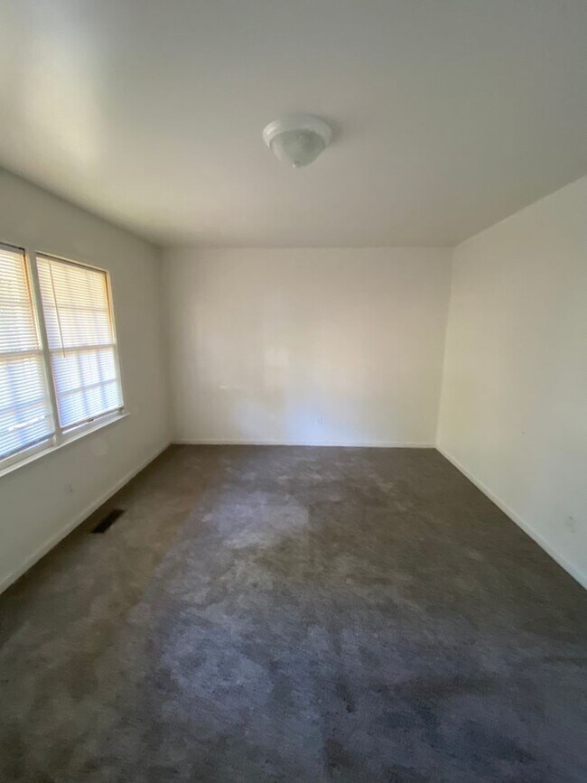 Building Photo - 6026 Emerald Ln