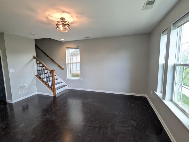 Building Photo - Two Level END UNIT condo in East of Market...