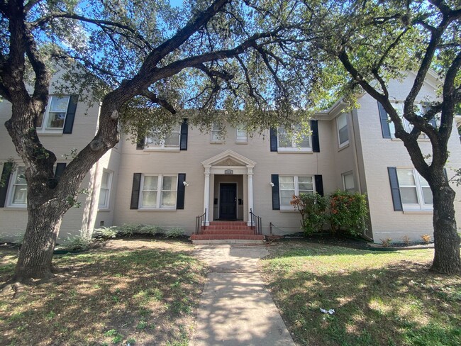 Historic 1/1 located off the St Mary's st... - Historic 1/1  located off the St Mary's st...