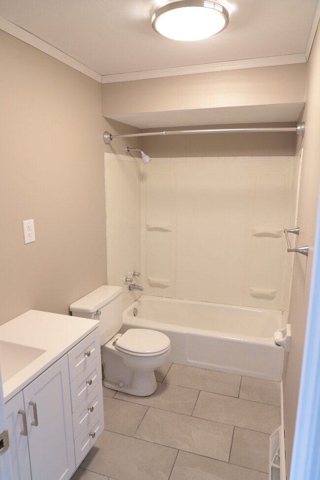 Building Photo - 1661 W Highview Dr