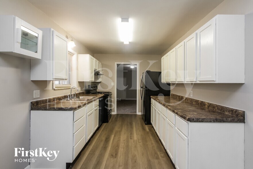 Building Photo - 3880 W Smith Valley Rd