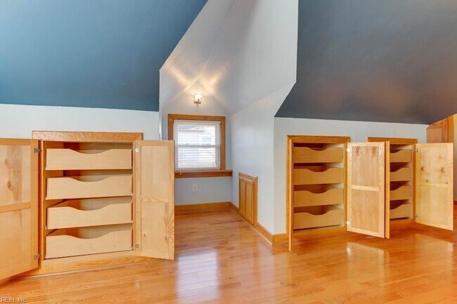 Building Photo - 407 Russell St