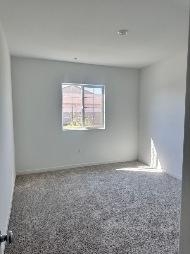 Building Photo - 1/2 off first full months rent with possession by 4/17/2026