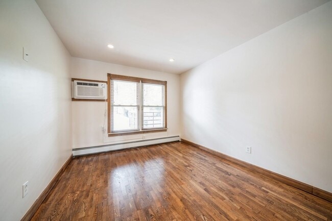 Building Photo - 1400 45th St