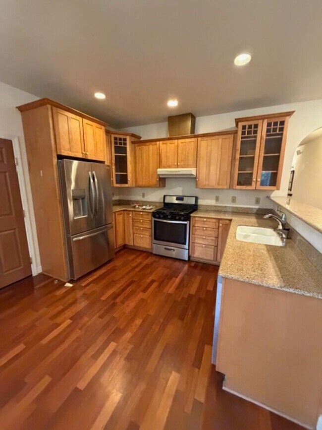 Building Photo - Beautiful 3 Bedroom and 2 Bathroom Home in East Sac $2,795.00 per month