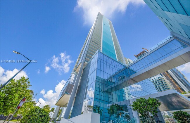 Building Photo - 700 NE 26th Terrace