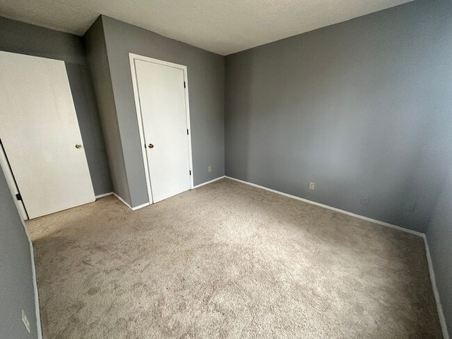 Building Photo - 3 Bedroom 2 Bathroom New flooring