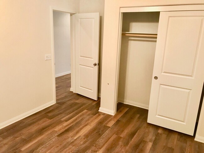 Building Photo - MUST SEE!!! Newer Home 4 bedroom 2 Bath Sp...