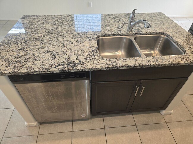 Building Photo - Like-New Home in Southeast Tucson’s Most Desirable Neighborhood!