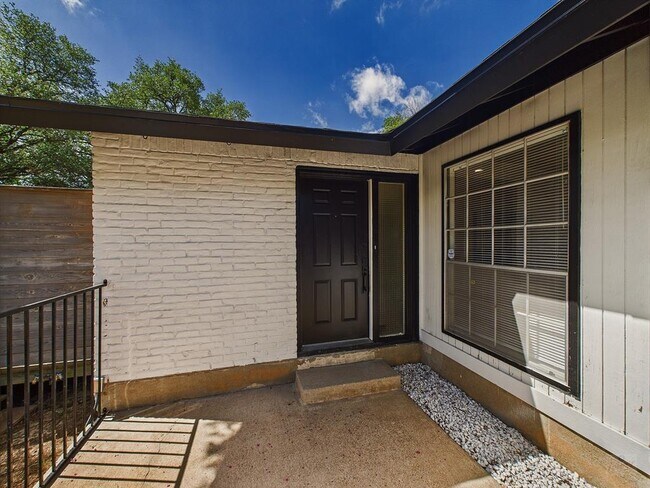 Building Photo - 6108 Shadow Valley Dr