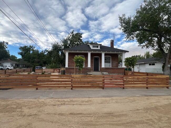 Building Photo - Beautiful 2-Bedroom House with Yard