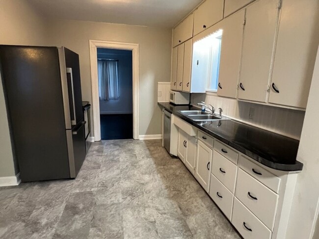 Building Photo - Spacious 3+ bed/2 bath home! Large fenced yard, garage, shed, w/d, a/c, d/w & more!