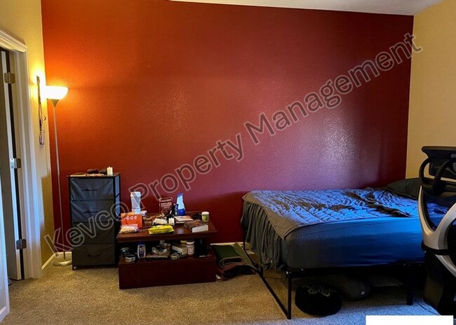 Building Photo - Live, Work, Relax - Comfortable Townhouse with AC