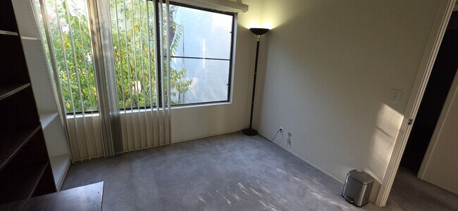 Building Photo - 1745 Deer Creek Ct