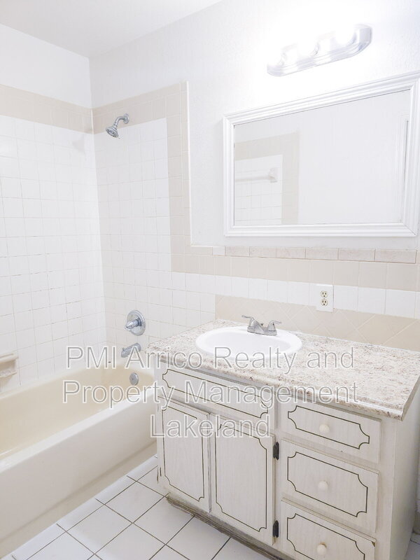 Building Photo - 968 Sunshine Way SW