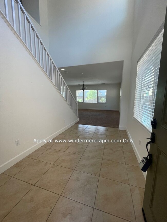 Building Photo - 4 BDRM 3 BA Bright Home with Open Kitchen ...