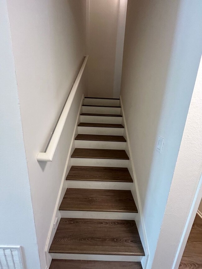 Building Photo - Spacious 3bdrm townhouse with yard & washe...