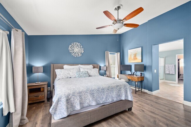 Building Photo - Gorgeous Eastlake Townhome!