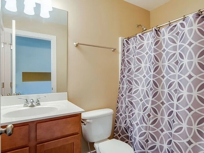 Building Photo - 3 Bed 2.5 Bath Luxury Townhome