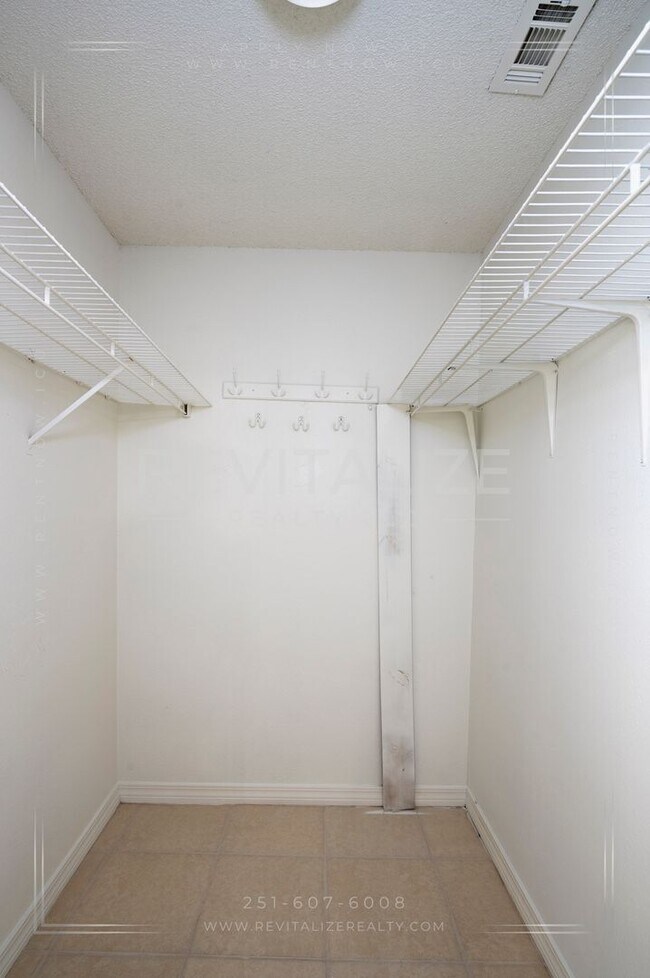 Building Photo - Lovely Brick Home Just Minutes from the Be...