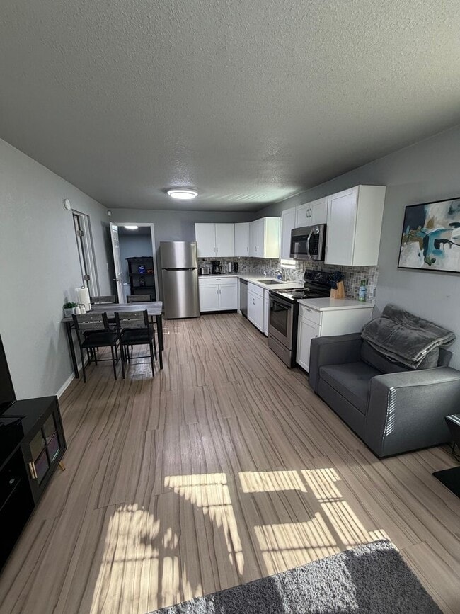 Building Photo - Come check out this fully furnished (even the dishes are here!) home right off Historic Route 66