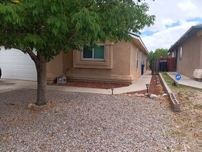Building Photo - Three Bedroom, Two bathroom House on the W...
