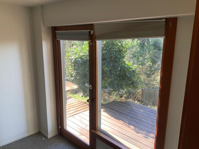 Building Photo - 3 Bedroom House in Hendrick's Park Area
