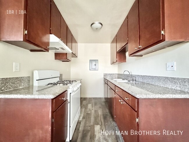 Building Photo - 20334 Saticoy St