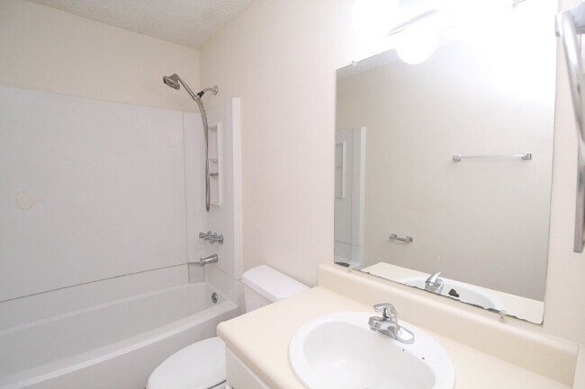 Building Photo - Spacious 2-Bed, 1-Bath Gulf Breeze Duplex Just Past the National Seashore with Updated Kitchen, F...